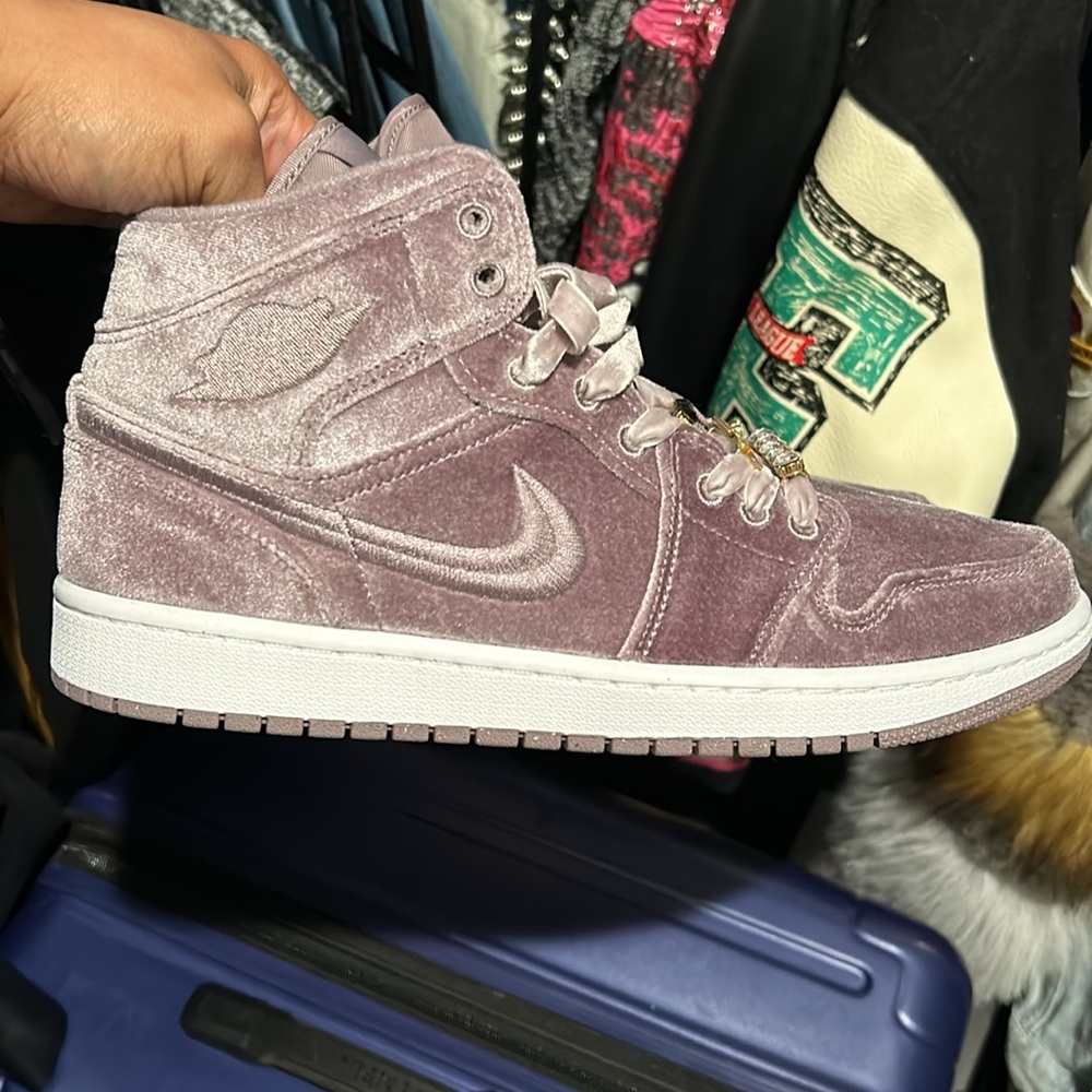 Nike lavender suede women’s sneakers size 12, shoelace jewels included